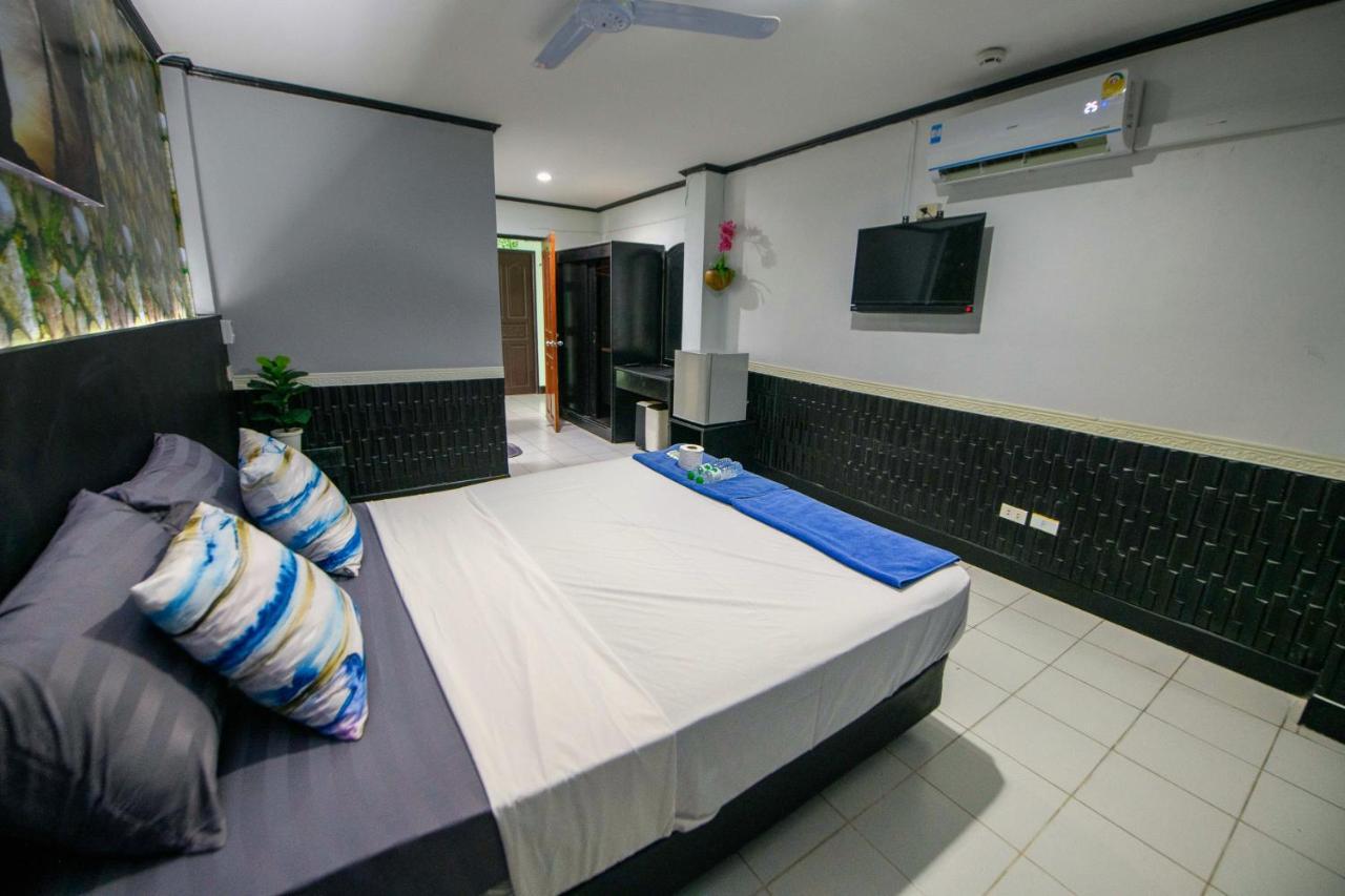 Happy Jomtien - Beachfront Room photo
