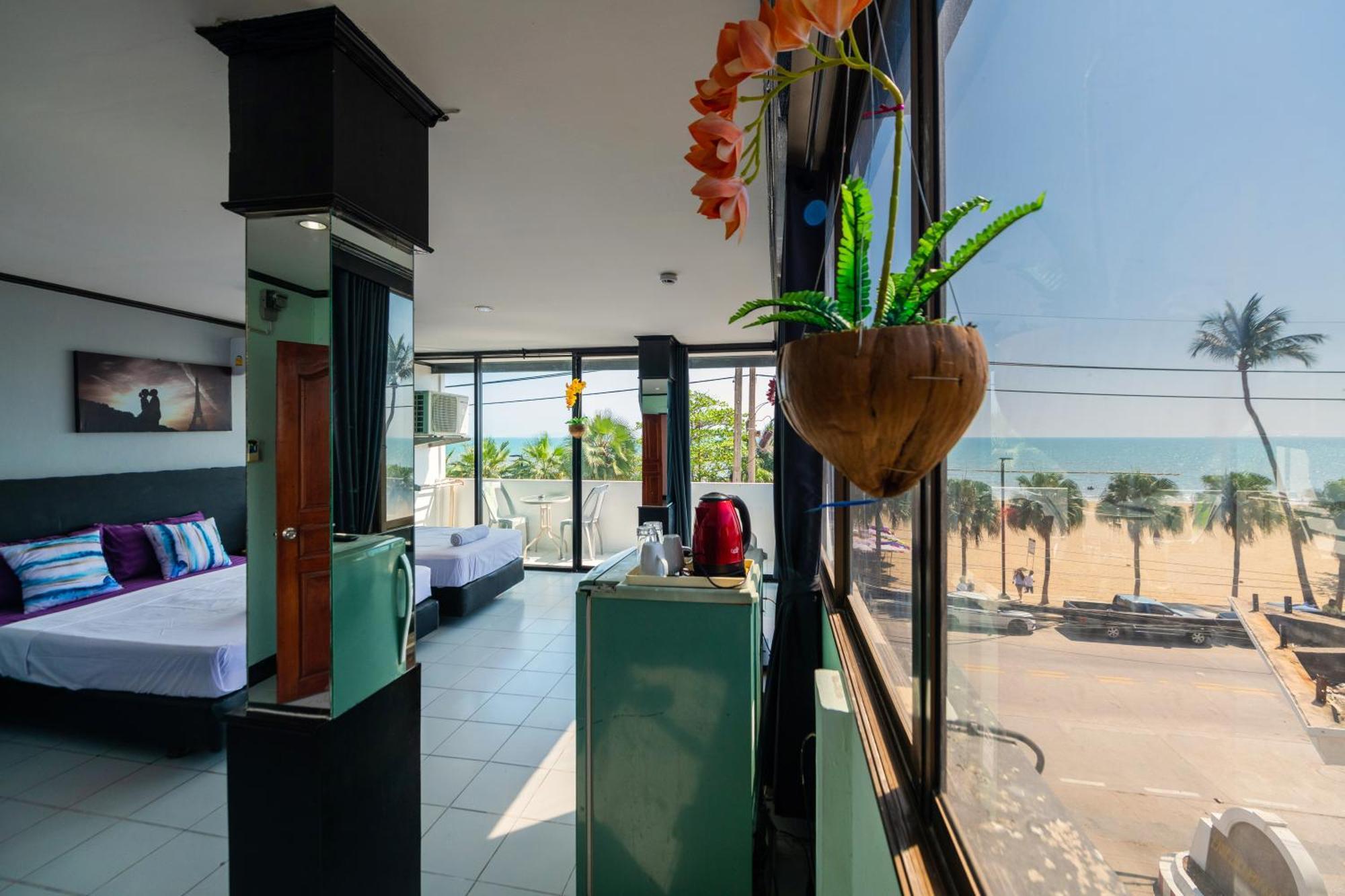 Happy Jomtien - Beachfront Room photo