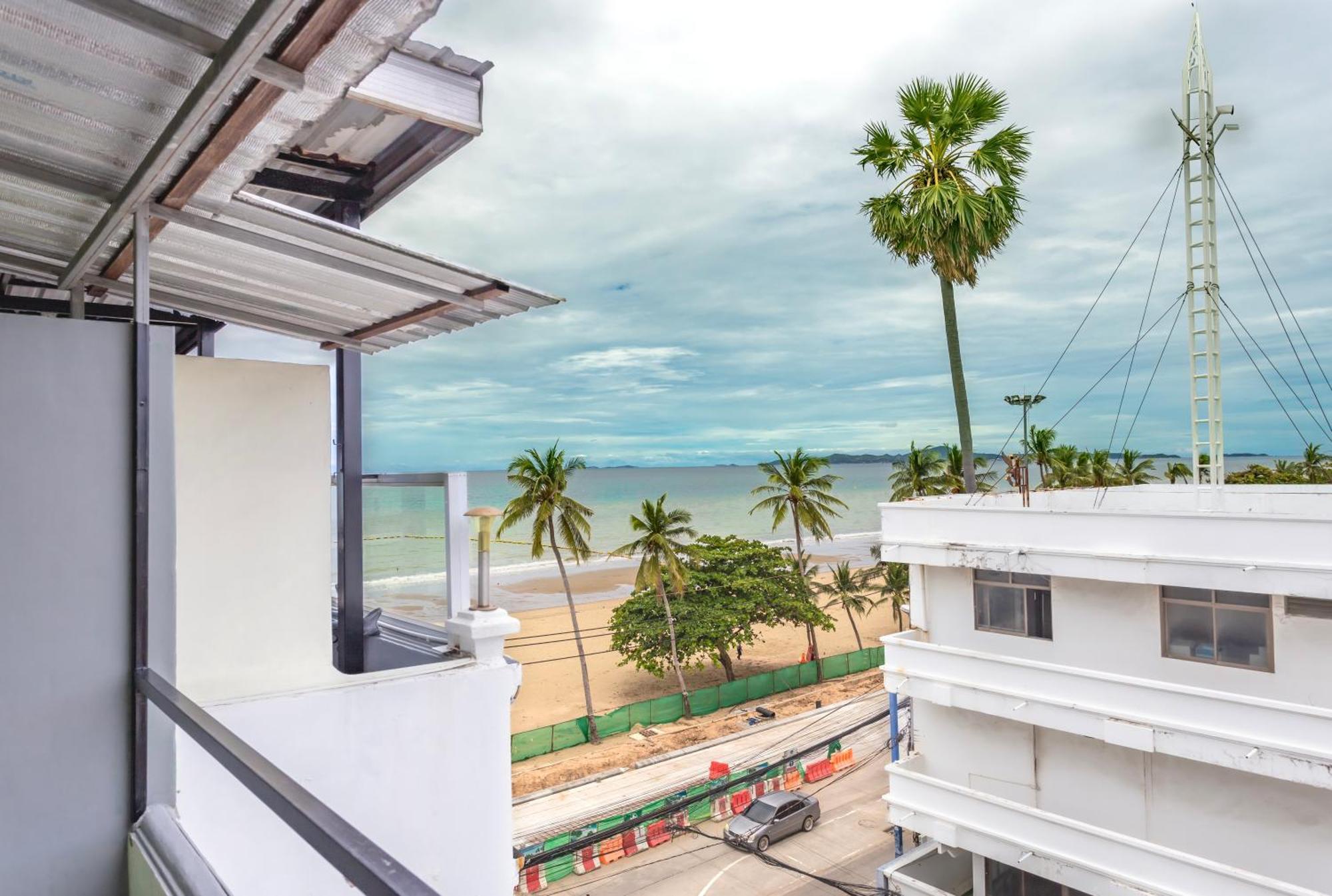 Happy Jomtien - Beachfront Room photo